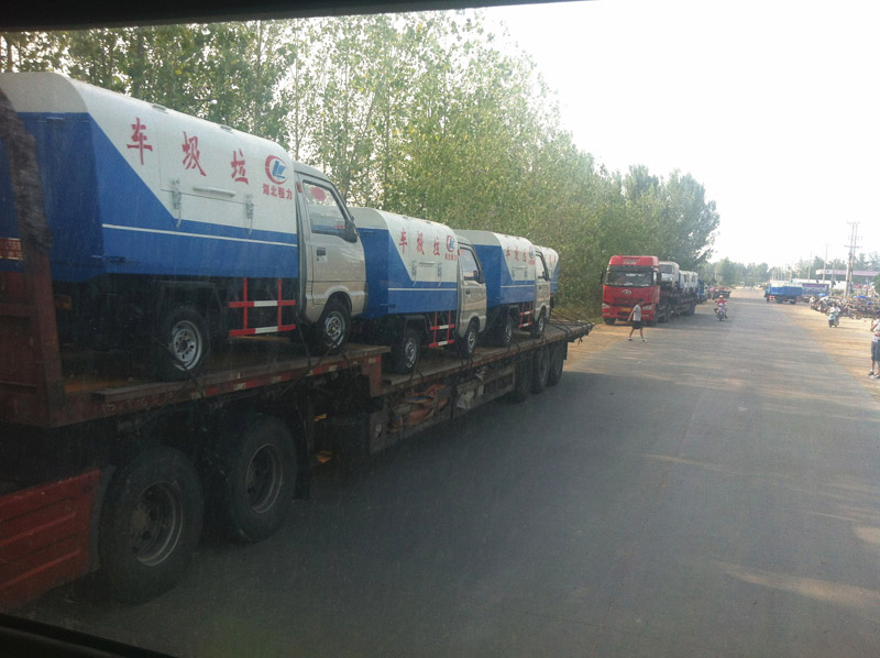 圖為準(zhǔn)備發(fā)車至山西的小型<a href=http://m.kwoe.cn/ljc target=_blank class=infotextkey>垃圾車</a>