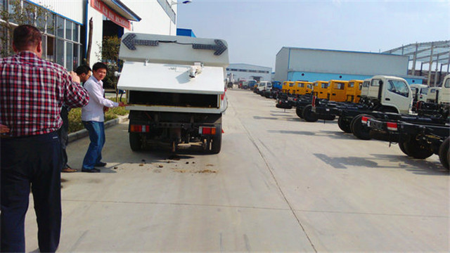 內蒙客商正在參觀五十鈴<a href=http://m.kwoe.cn/saoluche/ target=_blank class=infotextkey>掃路車</a>