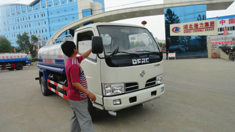 正在給5噸<a href=http://m.kwoe.cn/ssc target=_blank class=infotextkey>灑水車</a>做出廠前準備