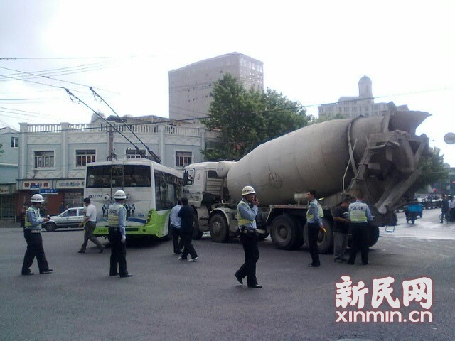 一輛19路電車在新閘路成都北路路口被一輛水泥<a href=http://m.kwoe.cn/jbc/ target=_blank class=infotextkey>攪拌車</a>攔腰撞擊，車毀嚴(yán)重。通訊員 殷佳維 攝