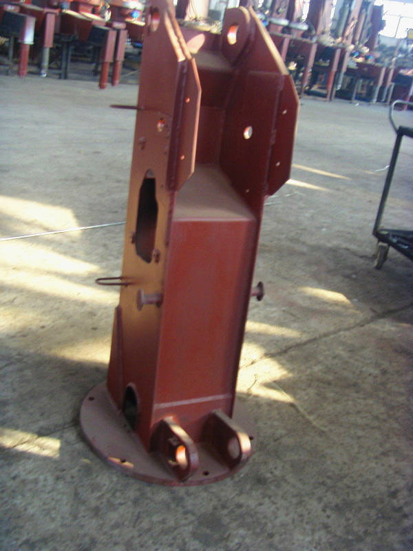 隨車吊的立柱:立柱是連接吊臂和機(jī)架的重要部件,貨物左右旋轉(zhuǎn)時(shí)主要靠立柱