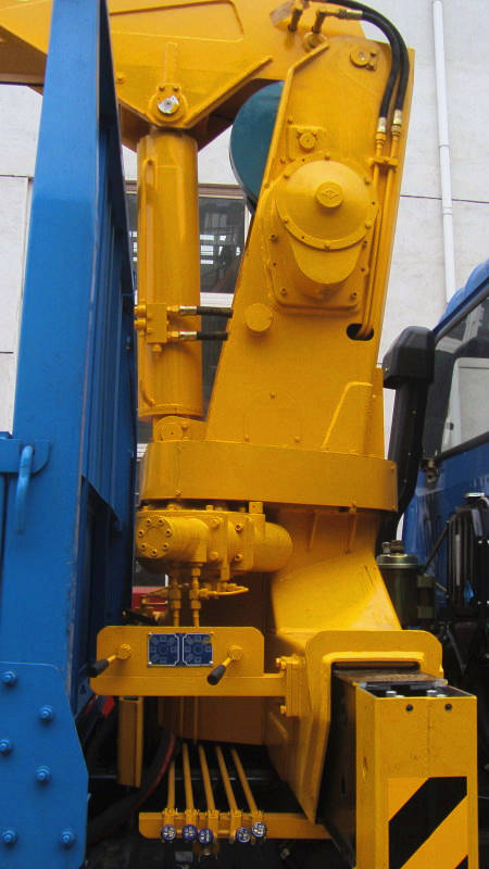 隨車吊的起重臂,立柱,機(jī)架,支腿