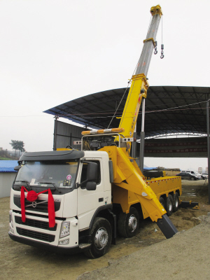 昨日,目前國內最大噸位的道路<a href=http://m.kwoe.cn/qzc/ target=_blank class=infotextkey>清障車</a>正式“落戶”貴陽。該清障車車價近300萬元,集吊裝、拖車于一體,最大起吊高度13.2米,最大拖牽重量54噸,最大起吊重量60噸,可安全快速地對交通事故中側翻的重型貨車、重型<a href=http://m.kwoe.cn/ygc/ target=_blank class=infotextkey>油罐車</a>等進行起吊、救援和拖運,及時恢復現場交通。曾秦 攝