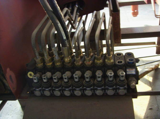 多路換向閥是<a href=http://m.kwoe.cn/scd/ target=_blank class=infotextkey>隨車吊</a>的操作系統(tǒng)