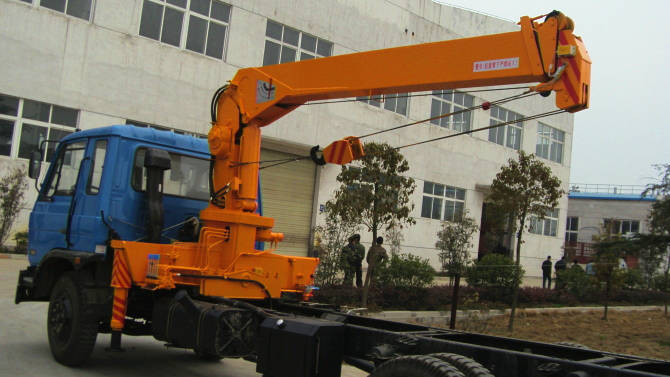 直臂式隨車起重機(jī): 直臂式隨車起重機(jī)是通過(guò)吊臂的伸縮油 缸把吊臂伸出或縮回。