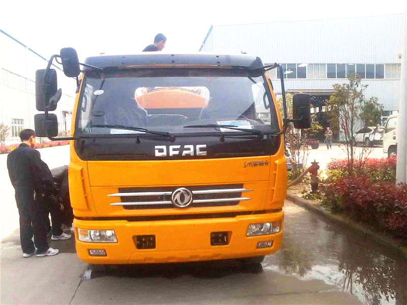 高壓清洗<a href=http://m.kwoe.cn/xifenche/ target=_blank class=infotextkey>吸糞車</a>正面圖